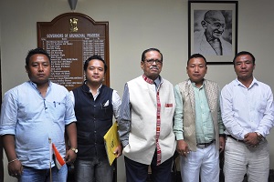 The Governor of Arunachal Pradesh Shri JP Rajkhowa with members of Arunachal Youth Organization at Raj Bhavan, Itanagar on 13th November 2015.